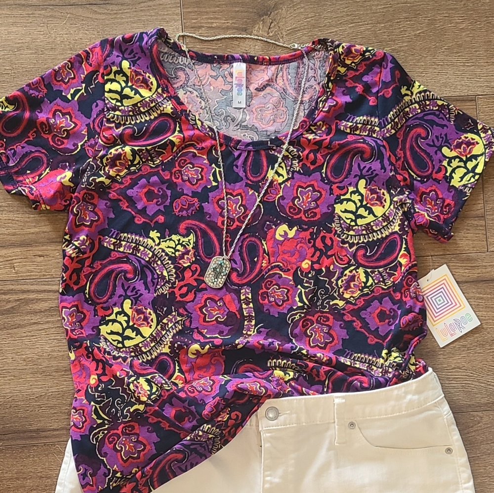 NWT'S! LULAROE - Classic Tee with Drop Tail Hem - Size M
